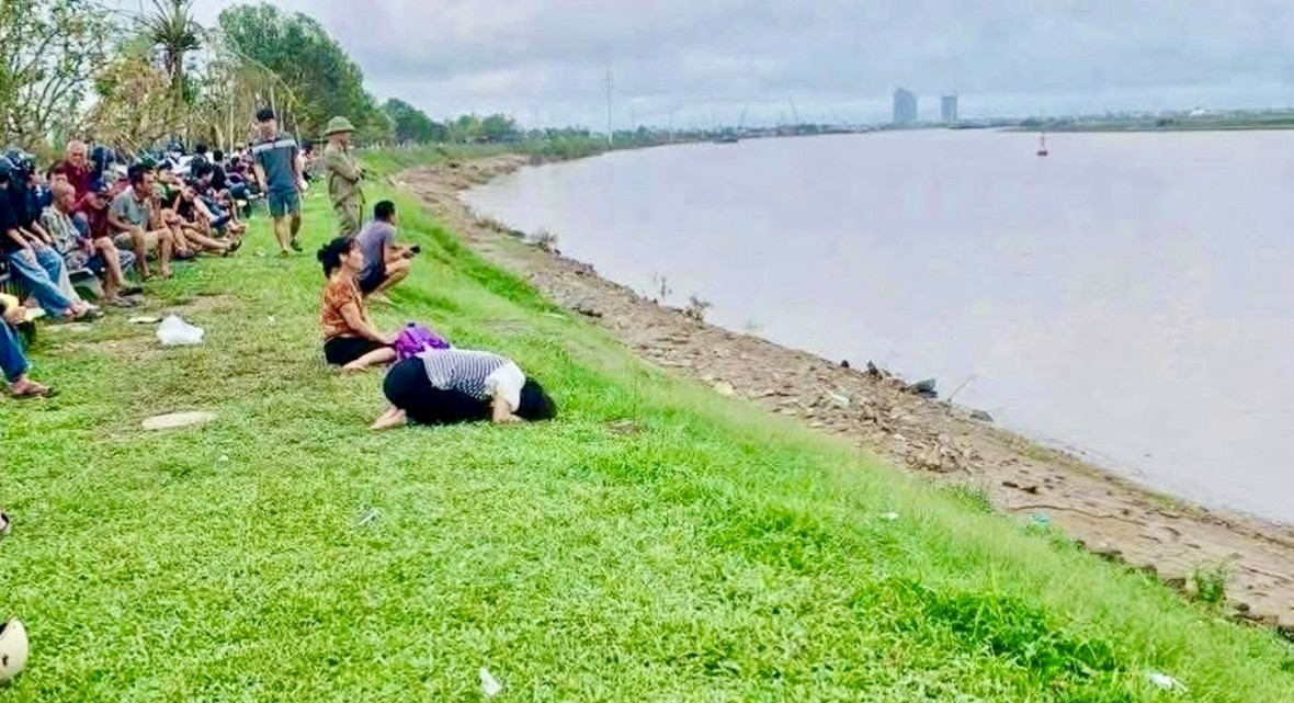 Người thân đau đớn chờ mong tin từ lực lượng cứu hộ.