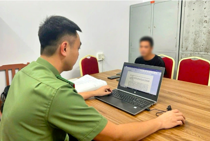 Công an làm việc với một đối tượng vi phạm (Ảnh: Công an cung cấp).