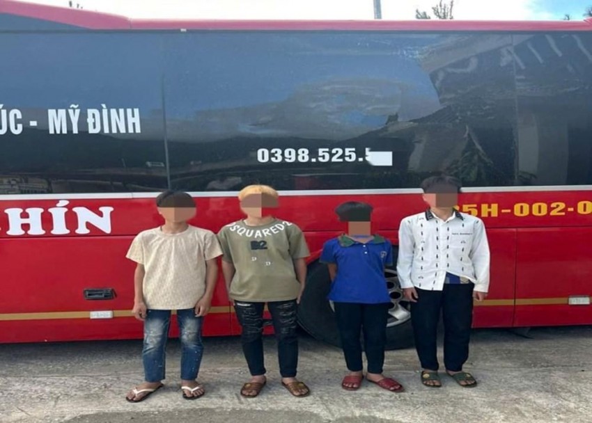 Lai Châu: Triệu tập 4 thiếu niên ném đá xe khách trên Quốc lộ 32 Lai Châu: Triệu tập 4 thiếu niên ném đá xe khách trên Quốc lộ 32