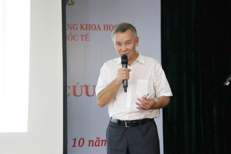 TS. Guzenkov Sergey Aleksandrovich – Viện Hàn lâm Khoa học Nga trình bày báo cáo “Tính ưu việt của sản phẩm Smart A khi sử dụng với vật liệu nha khoa”. TS. Guzenkov Sergey Aleksandrovich – Viện Hàn lâm Khoa học Nga trình bày báo cáo “Tính ưu việt của sản phẩm Smart A khi sử dụng với vật liệu nha khoa”.