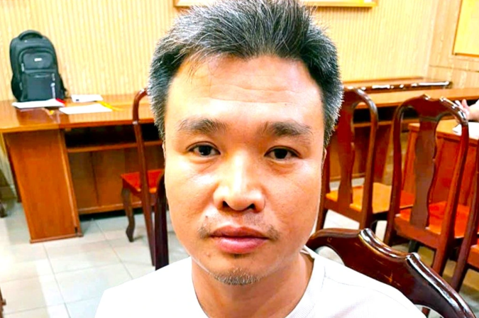 Đối tượng Phạm Văn Tuyên cầm đầu băng nhóm lừa đảo bị bắt giữ .