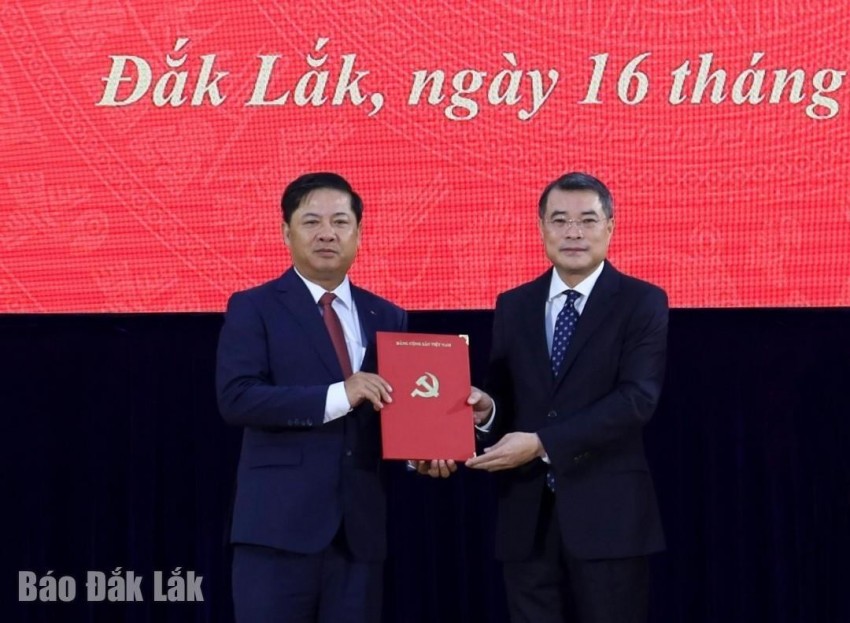 Đồng chí Lê Minh Hưng, Ủy viên Bộ Chính trị, Bí thư Trung ương Đảng, Trưởng ban Tổ chức Trung ương trao Quyết định của Bộ Chính trị cho đồng chí Lương Nguyễn Minh Triết. Ảnh: