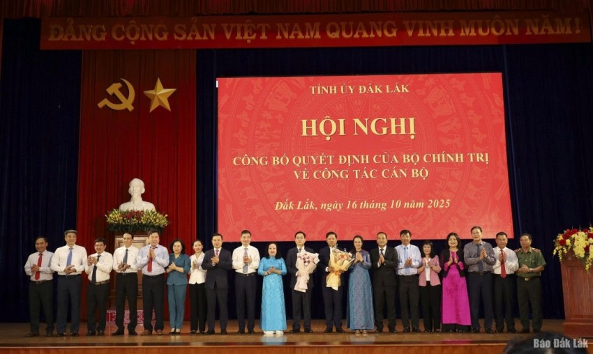 Các đồng chí trong Ban Thường vụ Tỉnh ủy Đắk Lắk chúc mừng đồng chí Lương Nguyễn Minh Triết và đồng chí Nguyễn Đình Trung.