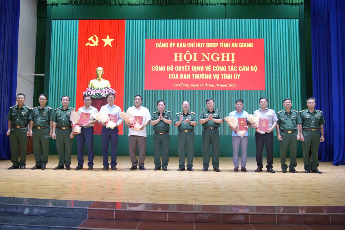 Trao quyết định công tác cán bộ tại An Giang