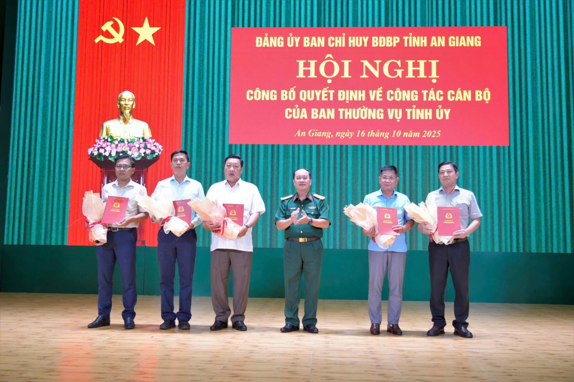 Trao quyết định công tác cán bộ tại An Giang