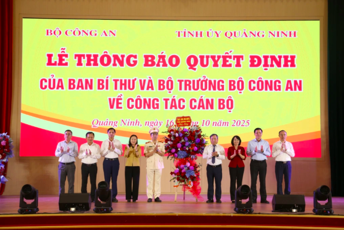 Ban Thường vụ Tỉnh ủy Quảng Ninh tặng hoa chúc mừng Thiếu tướng Trần Văn Phúc.