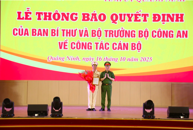 Thượng tướng Nguyễn Ngọc Lâm, Thứ trưởng Bộ Công an trao quyết định giao Đại tá Vũ Thanh Tùng, Phó Giám đốc Công an tỉnh phụ trách Công an tỉnh Quảng Ninh