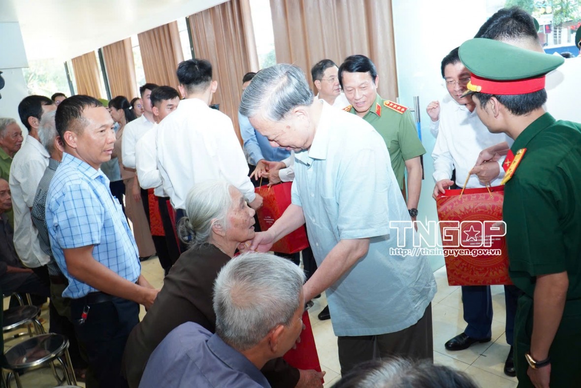 Tổng Bí thư Tô Lâm thăm, động viên và tặng quà Nhân dân tỉnh Thái Nguyên bị ảnh hưởng do bão số 11