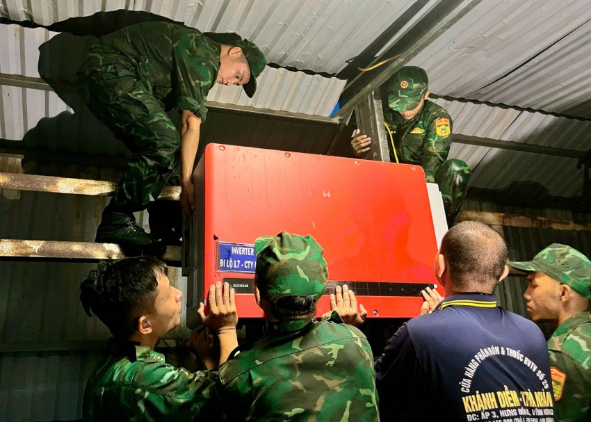 BĐBP Tây Ninh kịp thời hỗ trợ người dân di dời tài sản, khắc phục sự cố khi vỡ đê