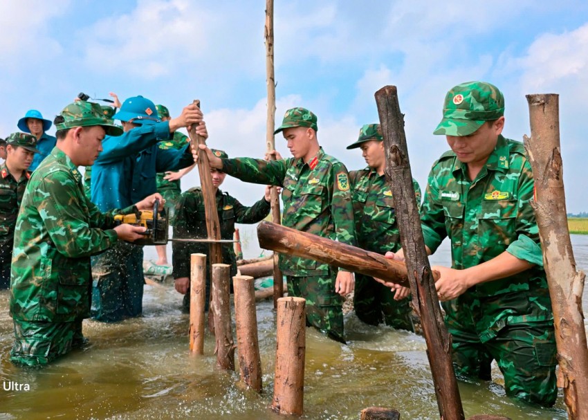 BĐBP Tây Ninh kịp thời hỗ trợ người dân di dời tài sản, khắc phục sự cố khi vỡ đê