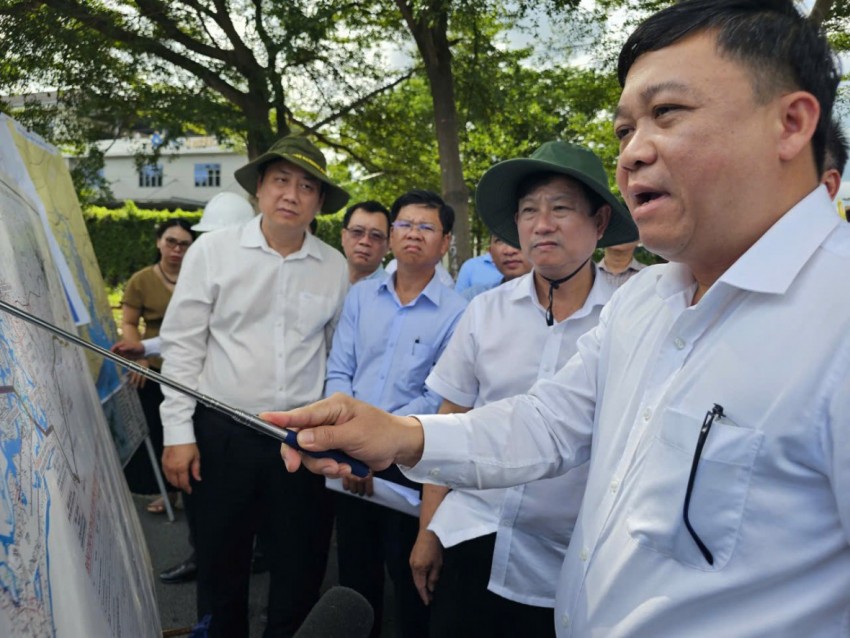 Phó Bí thư Thành ủy, Chủ tịch HĐND TP HCM Võ Văn Minh cùng đoàn công tác Ban Kinh tế - Ngân sách HĐND TP cùng đại diện lãnh đạo sở, ngành đã có chuyến khảo sát thực tế tại các dự án, công trình giao thông trọng điểm.