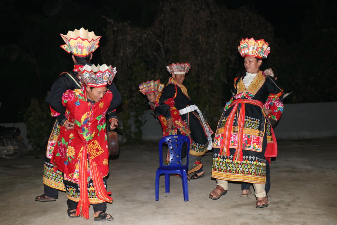 Những nam thanh niên đồng bào Dao tại xã Đồn Đạc, huyện Ba Chẽ, tỉnh Quảng Ninh tái hiện lại điệu múa bắt rùa trong lễ Cấp sắc  