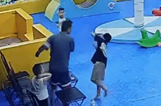 Bé trai bị tát tại khu vui chơi (Ảnh: Chụp màn hình).
