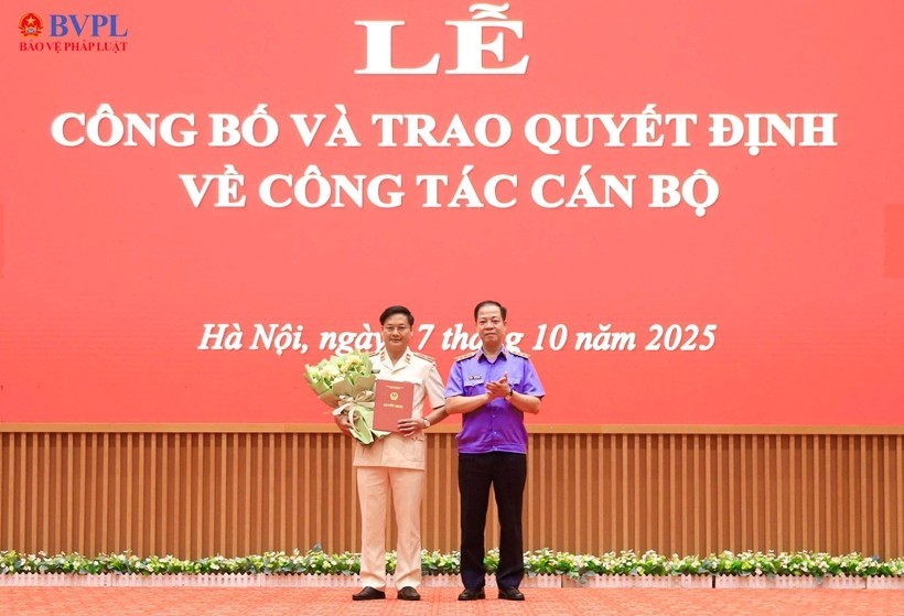  Đồng chí Trần Hải Quân, Phó Viện trưởng VKSND tối cao trao quyết định và tặng hoa chúc mừng đồng chí Nguyễn Hữu Thức.