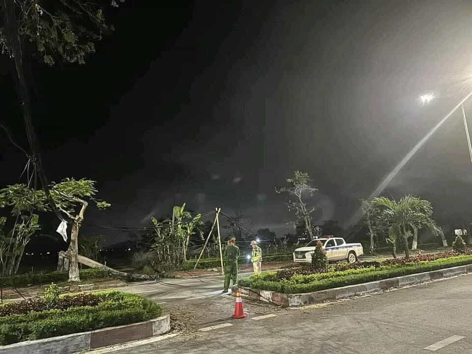 Lực lượng chức năng điều tra nguyên nhân vụ tai nạn thương tâm.