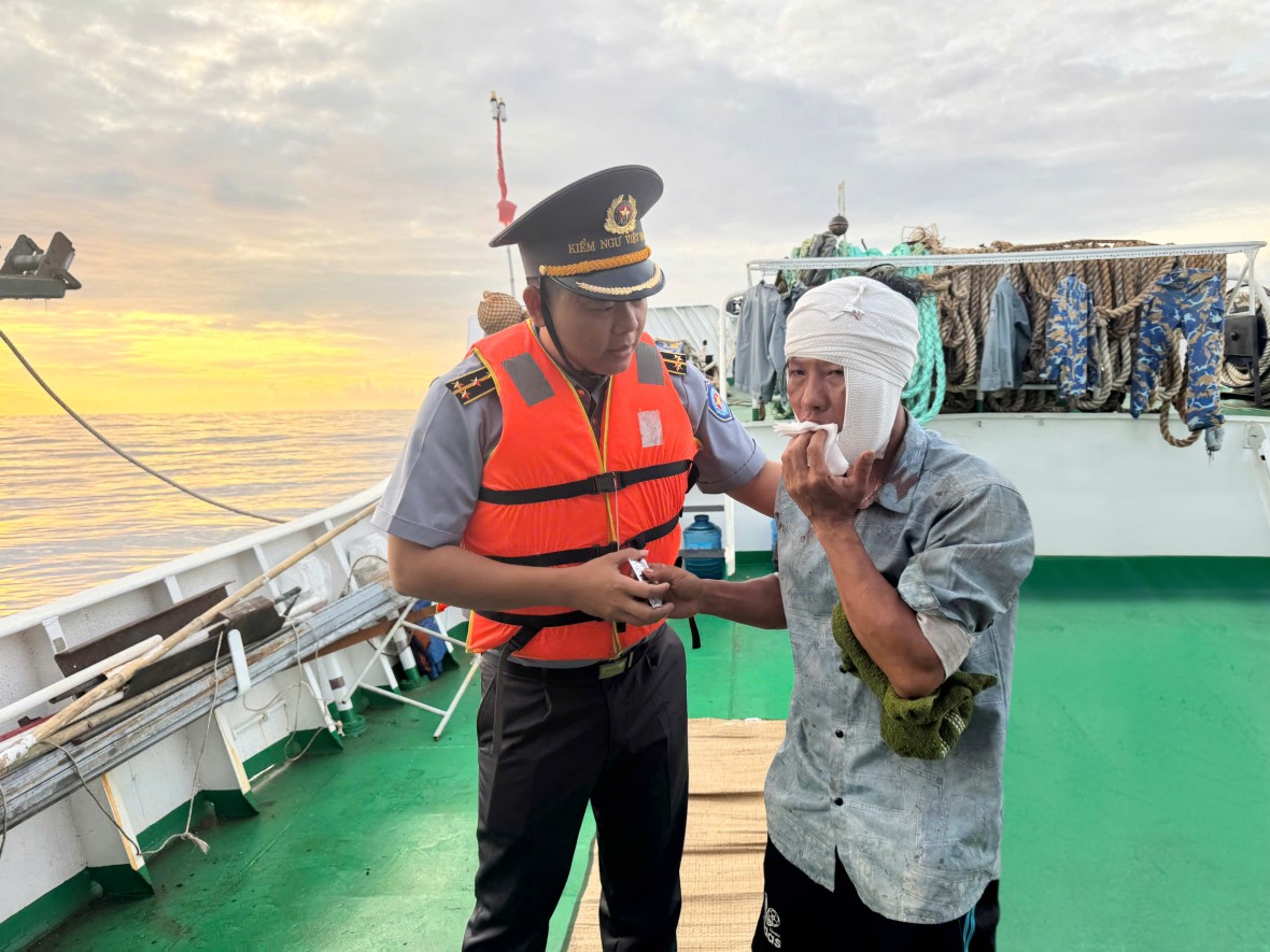 Tàu Kiểm ngư KN-201 tiếp tục kịp thời cứu nạn ngư dân trên biển