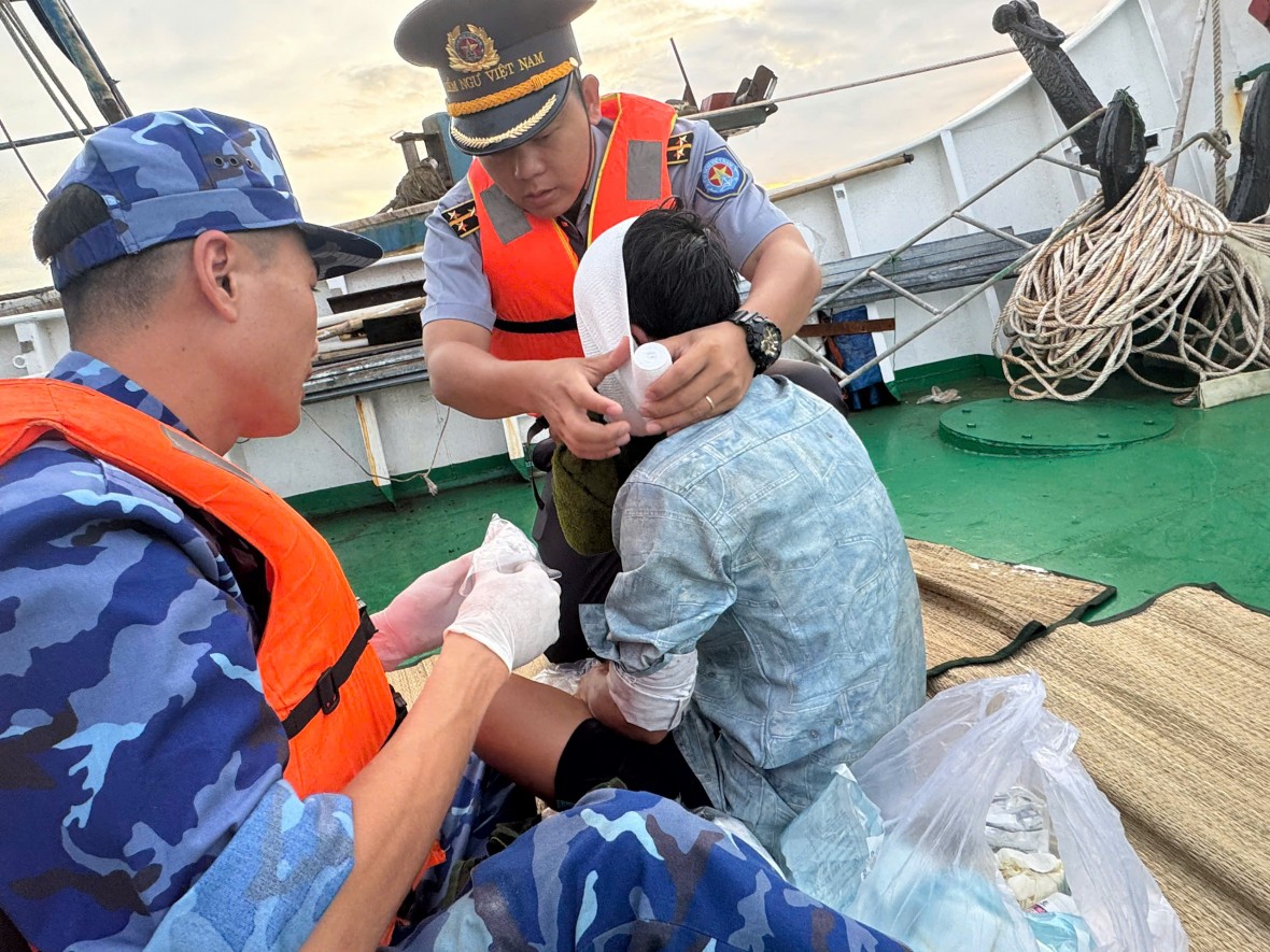 Tàu Kiểm ngư KN-201 tiếp tục kịp thời cứu nạn ngư dân trên biển