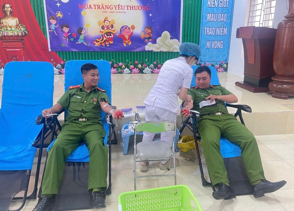 Nghĩa cử cao đẹp của các chiến sỹ Công an.