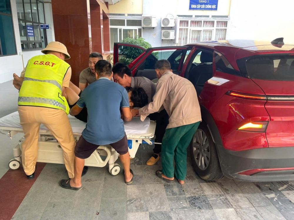 Thanh niên nguy kịch được hỗ trợ cấp cứu kịp thời - Ảnh Công an Hà Tĩnh.