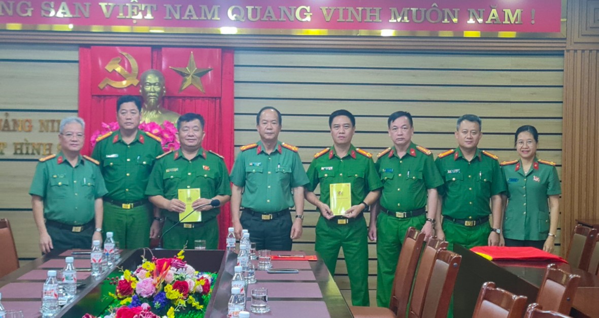 Thưởng nóng các đơn vị phá nhanh vụ án giết người, cướp tài sản tại phường Bình Khê