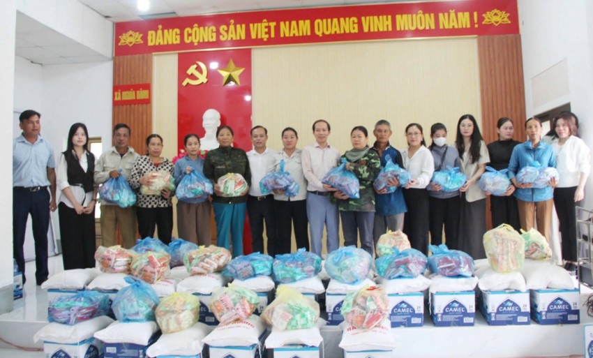 Báo Pháp luật Việt Nam chung tay hỗ trợ bà con bị ảnh hưởng bão lũ tại Nghệ An