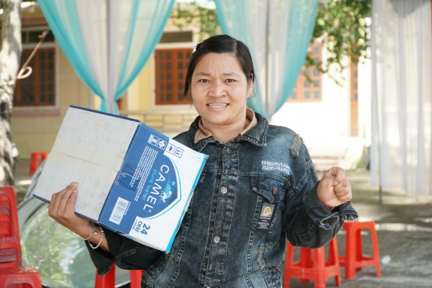 Người dân xã Tân An cảm ơn sự chia sẻ từ các doanh nghiệp và nhà hảo tâm.