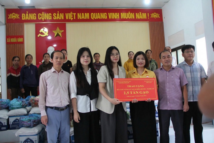 Đại diện Công ty CP thương mại và Đầu tư xây dựng Linh Anh  hỗ trợ người dân vùng lũ.