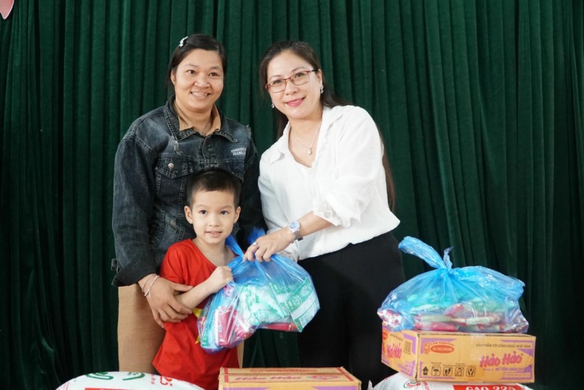 Báo Pháp luật Việt Nam chung tay hỗ trợ bà con bị ảnh hưởng bão lũ tại Nghệ An