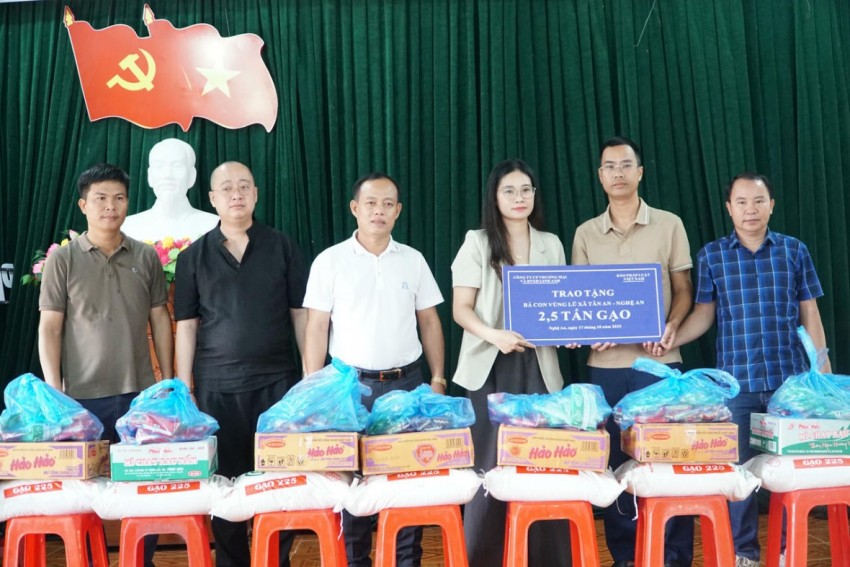 Báo Pháp luật Việt Nam chung tay hỗ trợ bà con bị ảnh hưởng bão lũ tại Nghệ An