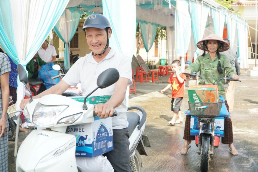 Người dân phấn khởi nhận quà từ đoàn công tác.