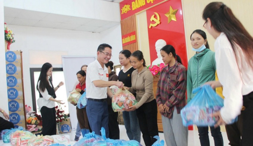 Hi vọng những món quà nhỏ của đoàn công tác sẽ phần nào giúp bà con vượt qua khó khăn.