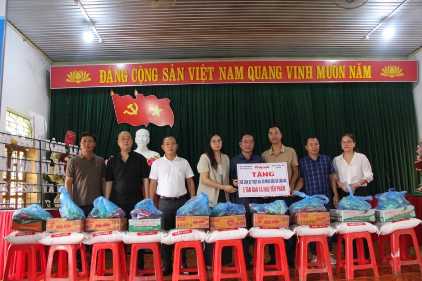 Tiến sĩ Vũ Hoài Nam, Bí thư Đảng uỷ, Tổng biên tập Báo Pháp luật Việt Nam (thứ 4 từ phải sang) cùng đại diện các đơn vị đồng hành trao quà tới người dân xã Tân An.