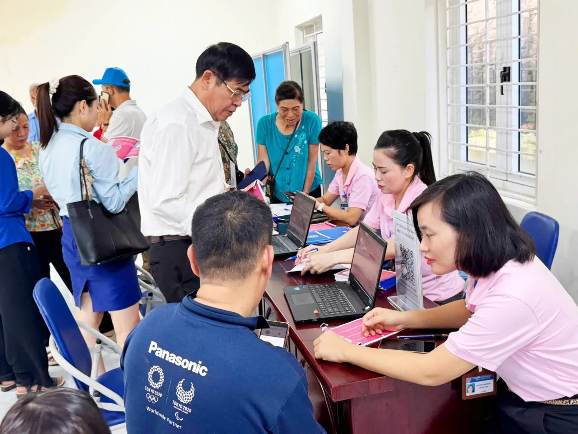 Phường Tây Tựu tăng cường hỗ trợ, hướng dẫn người dân miễn phí kê khai, nộp hồ sơ TTHC Cán bộ phường Tây Tựu hỗ trợ, hướng dẫn người dân miễn phí kê khai, nộp hồ sơ TTHC.