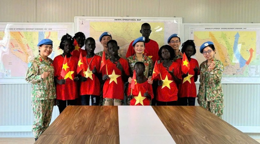 Những “bông hồng” mang mũ nồi xanh của Bệnh viên Quân y 120