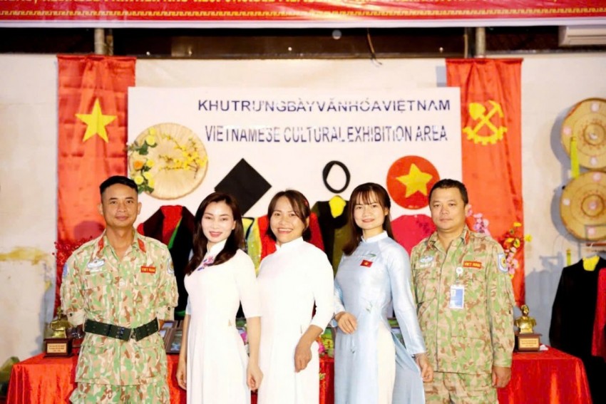 Những “bông hồng” mang mũ nồi xanh của Bệnh viên Quân y 120