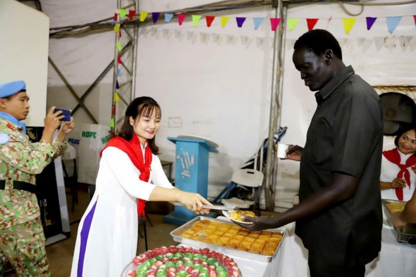 Những “bông hồng” mang mũ nồi xanh của Bệnh viên Quân y 120