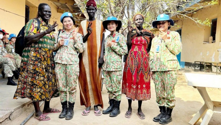 Những “bông hồng” mang mũ nồi xanh của Bệnh viên Quân y 120