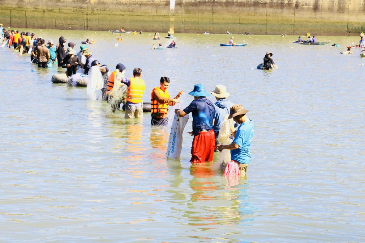 Hàng ngàn người đổ về hồ Trị An dự ‘mùa hội săn cá’ hiếm có trong năm