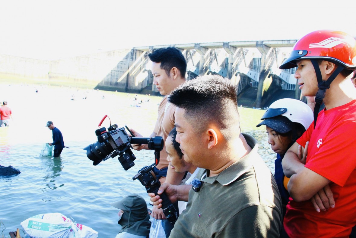 Hàng ngàn người đổ về hồ Trị An dự ‘mùa hội săn cá’ hiếm có trong năm