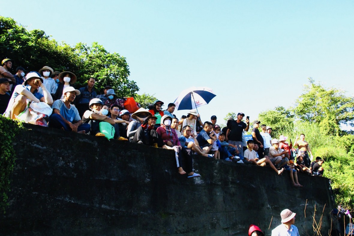 Hàng ngàn người đổ về hồ Trị An dự ‘mùa hội săn cá’ hiếm có trong năm