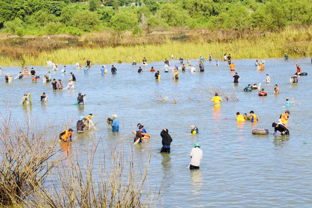 Hàng ngàn người đổ về hồ Trị An dự ‘mùa hội săn cá’ hiếm có trong năm