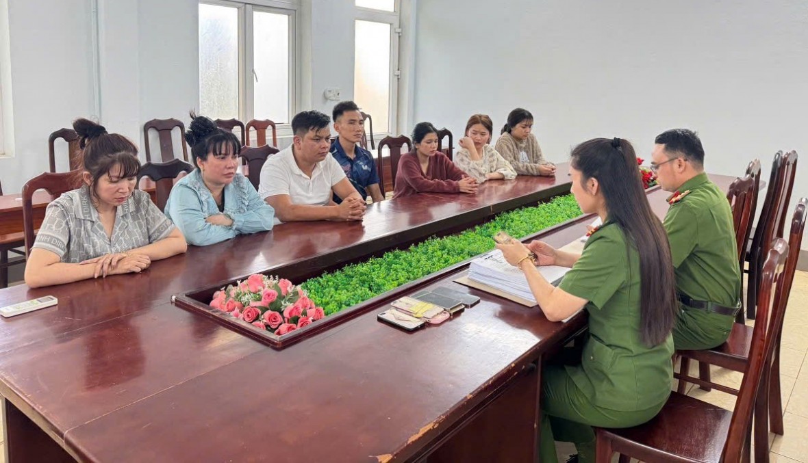 (Lực lượng Công an làm việc với các đối tượng trong đường dây mua bán người)