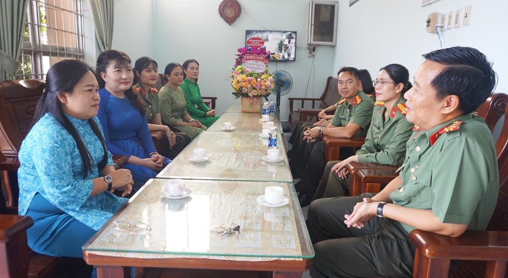 Công an tỉnh An Giang thăm, chúc mừng Hội Liên hiệp Phụ nữ tỉnh nhân Ngày Phụ nữ Việt Nam 20/10
