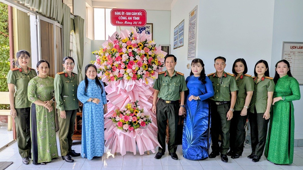 Công an tỉnh An Giang thăm, chúc mừng Hội Liên hiệp Phụ nữ tỉnh nhân Ngày Phụ nữ Việt Nam 20/10