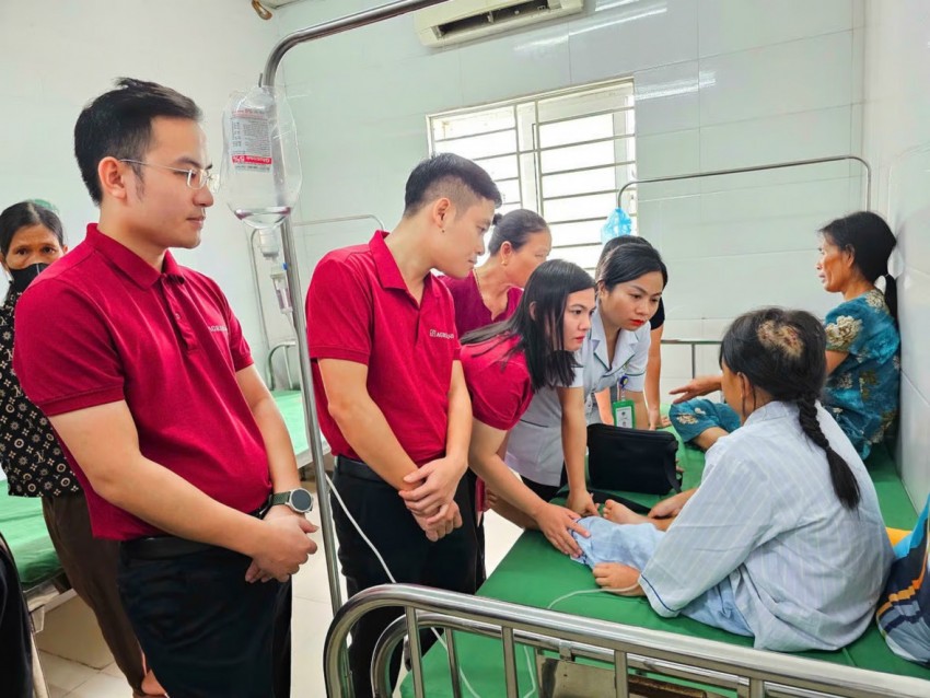 Đại diện Agribank Chi nhánh Hà Tĩnh tới bệnh viện thăm hỏi cháu H.T.N.L