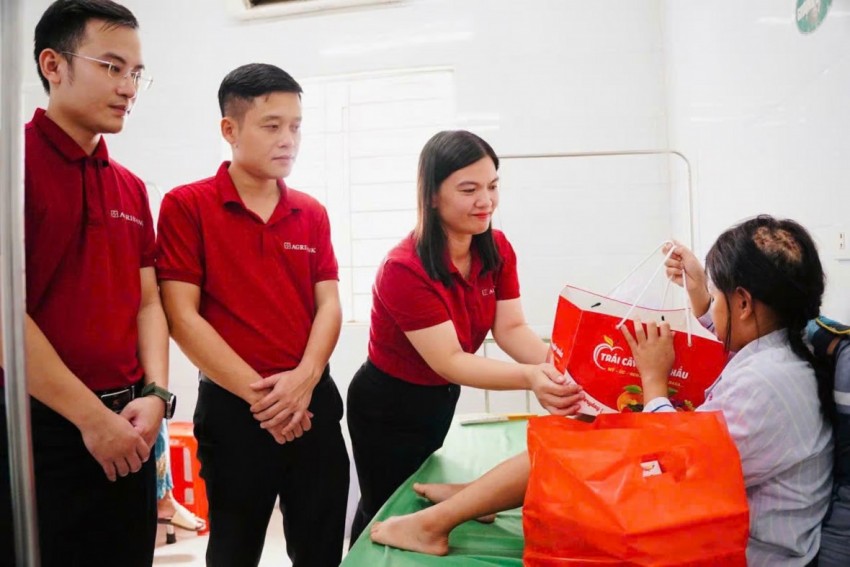 Đại diện Agribank Chi nhánh Hà Tĩnh trao quà động viên cháu H.T.N.L