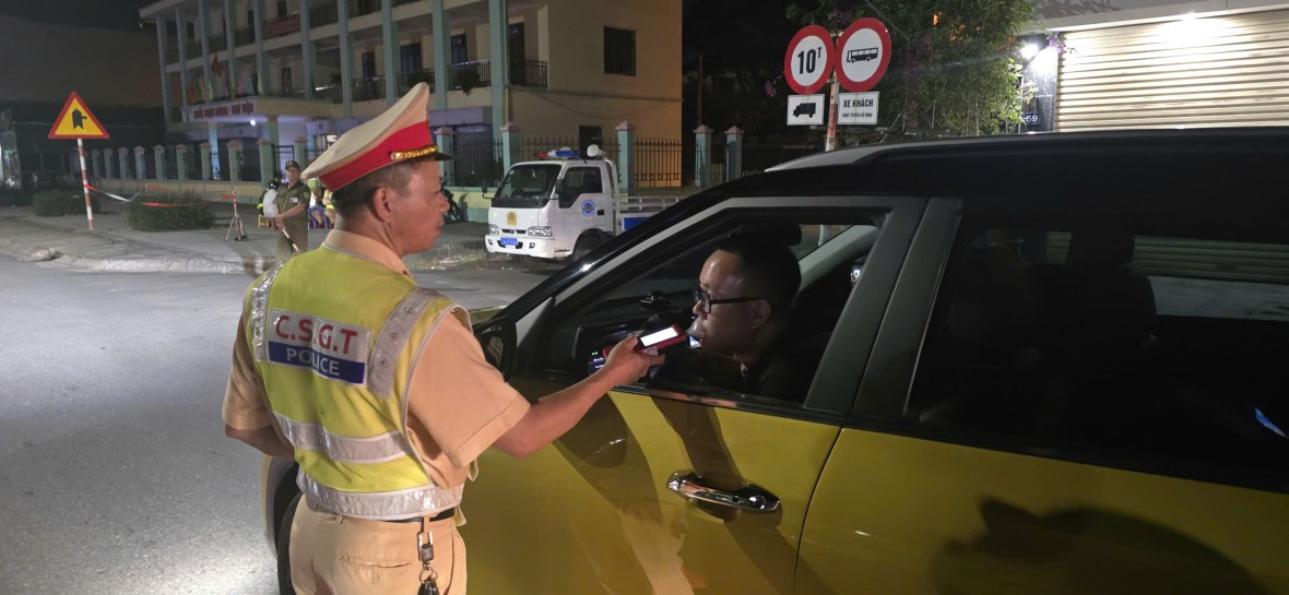 CSGT Quảng Ninh truy “ma men” giữa đêm, bảo đảm bình yên đường phố