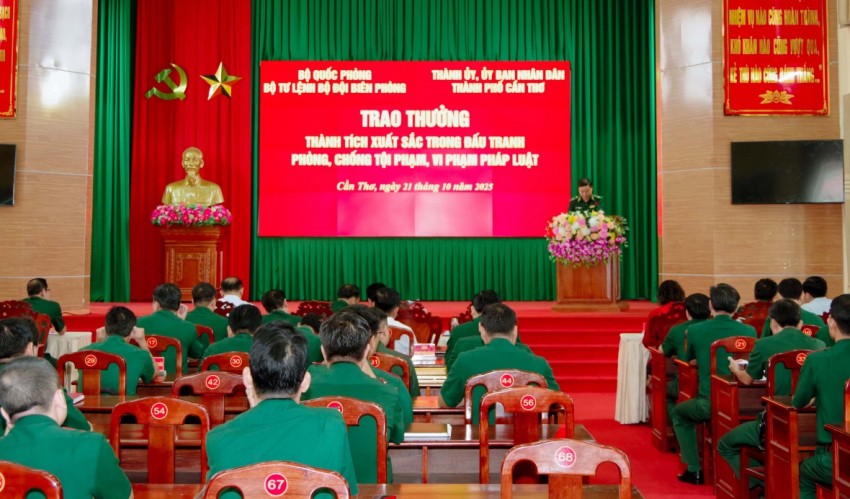 Trao thưởng thành tích xuất sắc trong đấu tranh phòng, chống tội phạm, vi phạm pháp luật
