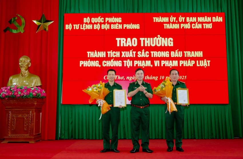 Trao thưởng thành tích xuất sắc trong đấu tranh phòng, chống tội phạm, vi phạm pháp luật