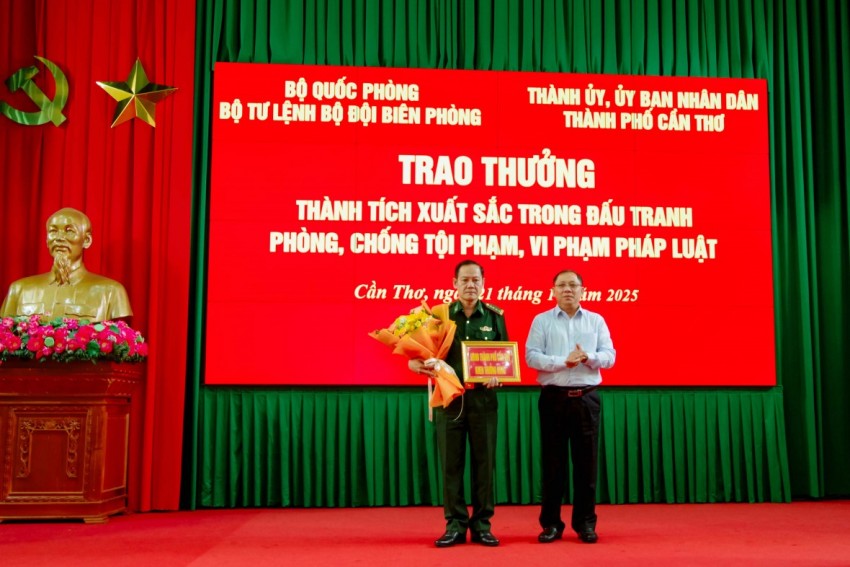 Trao thưởng thành tích xuất sắc trong đấu tranh phòng, chống tội phạm, vi phạm pháp luật